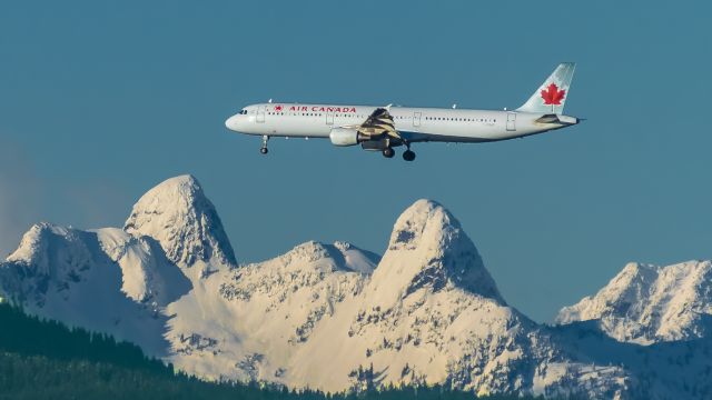 C-FGKP — - Shot from East Richmond, 3.5 km South of approach path, 20 km from mountains. 300 mm (effectively 450 mm) VR lens, hand-held (no tripod)