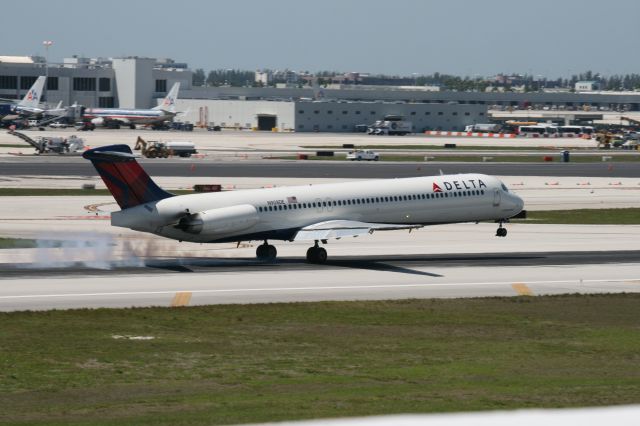 McDonnell Douglas MD-83 (N908DE) - MD83 Delta in final touch down 27R Miami Intrnational Airport on blue sky day.