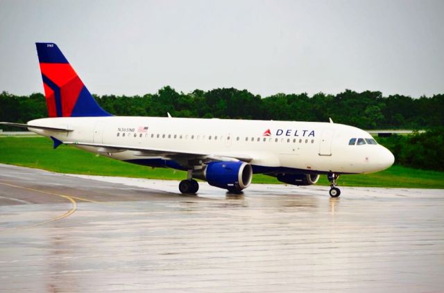 Airbus A319 (N365NB) - DELTA A319 TAXING TO THE GATE AT MDSD AIRPORT!