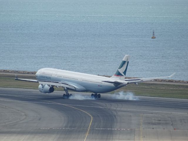 Airbus A330-300 (B-LBG) - landing on 25R RWY