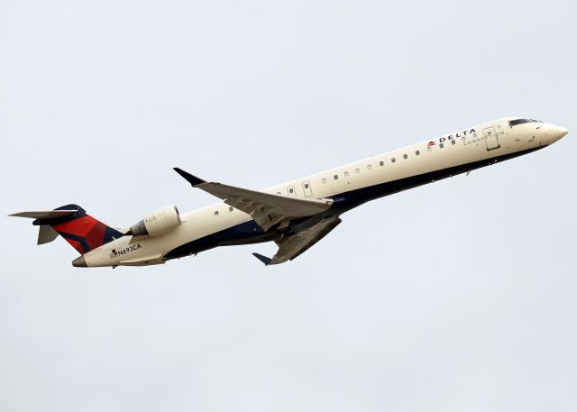 Canadair Regional Jet CRJ-900 (N693CA)