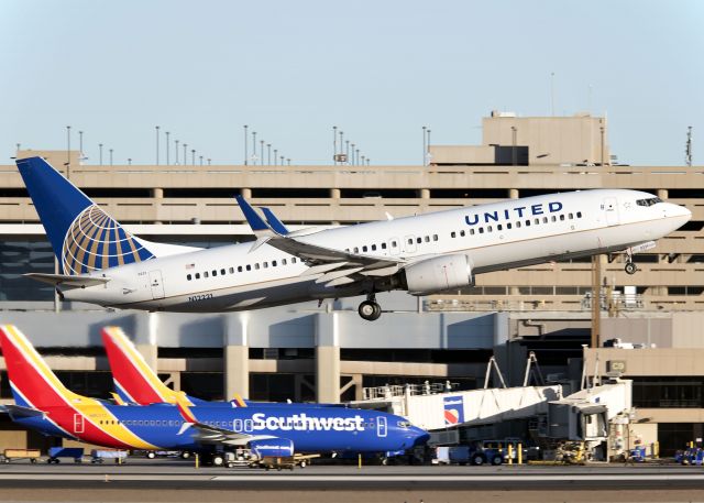 Boeing 737-800 (N12221)