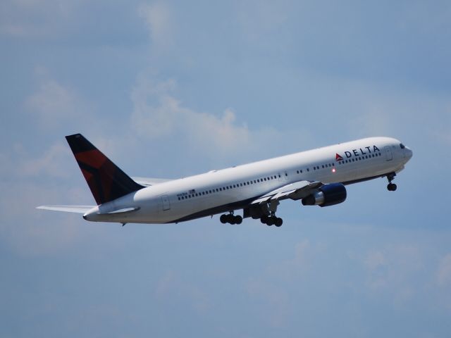 BOEING 767-300 (N143DA) - Departing runway 26L - 8/22/09