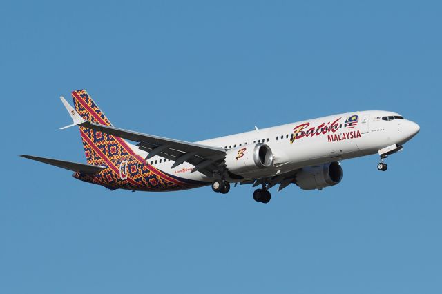 Boeing 737-700 (9M-LRF) - Boeing 737 NG Max cn 42994_6114. Batik Malaysia 9M-LRF final rwy 21 YPPH 10 December 2022
