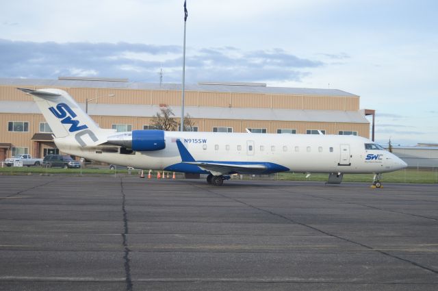 Canadair Regional Jet CRJ-200 (N915SW) - Only my second time seeing one of SkyWest Charter's converted CRJ-200s! Arrived earlier as SCW4014 from Salt Lake City (KSLC/SLC) and scheduled to depart for Oakland (KOAK/OAK) as SCW3003.