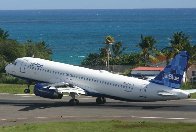 Airbus A320 (N605JB)