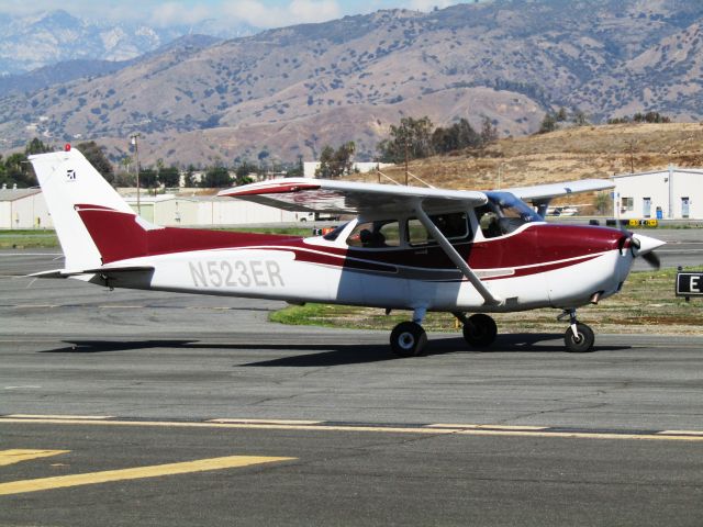 Cessna Skyhawk (N523ER) - Taxiing to RWY 26L