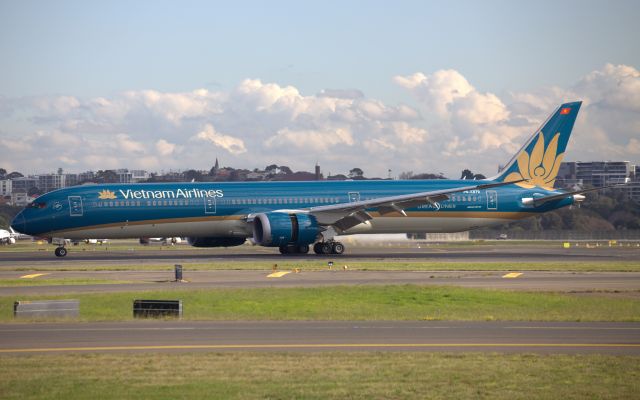 BOEING 787-10 Dreamliner (VN-A879) - Arriving on Rwy 16R