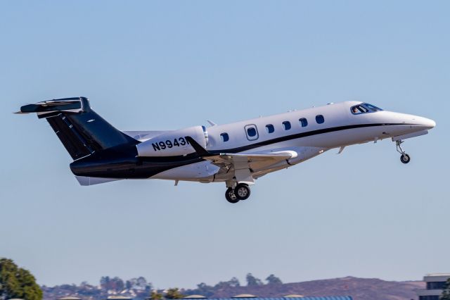 Embraer Phenom 300 (N9943R)