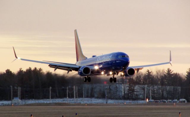 Boeing 737-800 (N8642E)