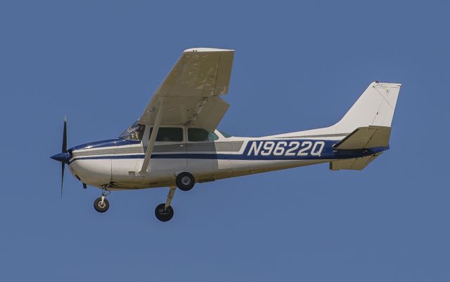 Cessna Skyhawk (N9622Q) - Runway 20R touch and go @KDPA.