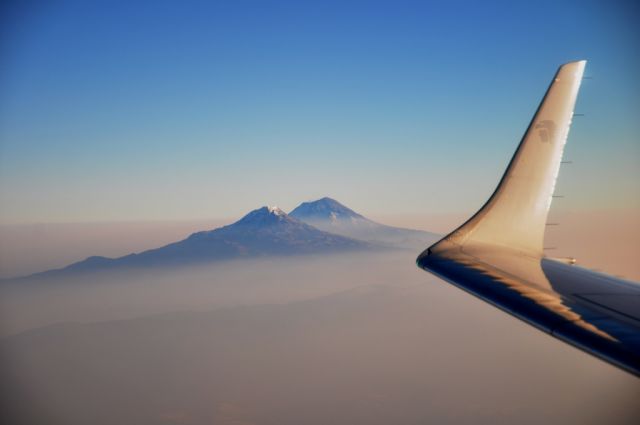 — — - Crossing 10K FASL with a beautiful view of the Ixtlaccihuatl and the Popocatepetl breathing safely just above Mexico city's pollution!