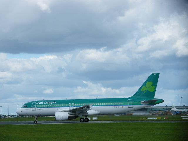 Airbus A320 (EI-DVL) - EI DVL AT EIDW 14/09/13