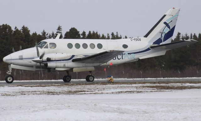 Beechcraft King Air 100 (C-FDOS) - Exact Air lorsqu’il se rendait vers le bout de la piste 07 pour décoller à CYGR 