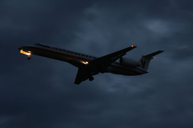 Embraer ERJ-145 —