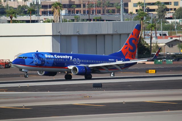 Boeing 737-800 (N823SY)