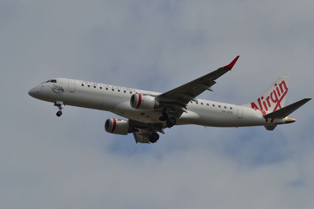 Embraer ERJ-190 (VH-ZPD) - Virgin Australia Embraer 190 on Final Approach runway 21. 