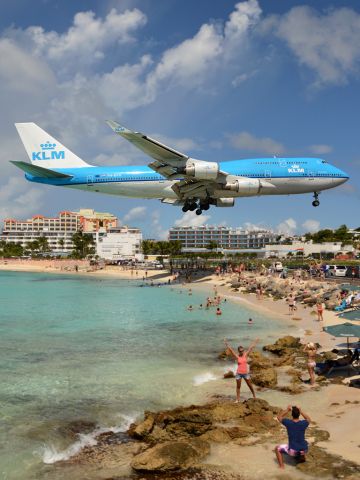 Boeing 747-400 (PH-BFN) - KLM 785 arriving from Amsterdam with a semi crowded Maho beach. The beach is slowly coming back :)