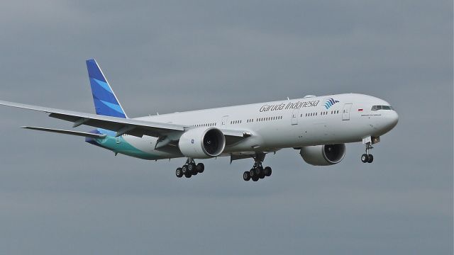 BOEING 777-300 (PK-GIC) - BOE142 from KARA on final approach to Rwy 16R on 7.17.13. The aircraft was returning after having been painted. (LN:1121 cn 40075).