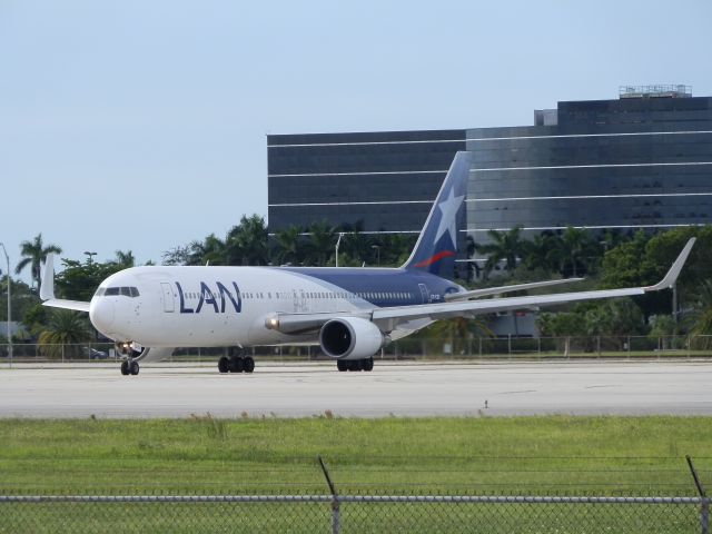 BOEING 767-300 (CC-CZU)