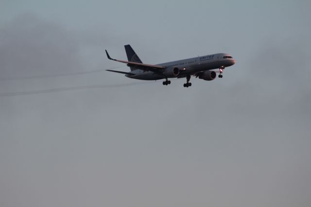 Boeing 757-200 (N546UA) - Early morning arrival over Dockweiler State Beach.