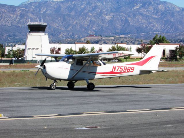 Cessna Skyhawk (N75989) - Taxiing to RWY 8R