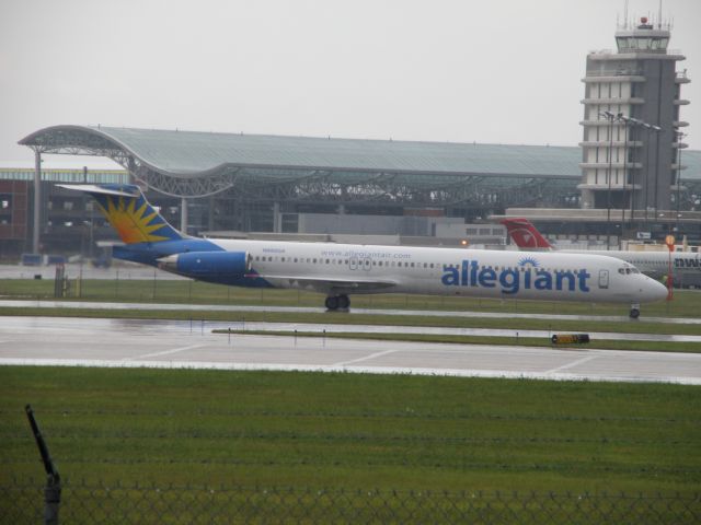 McDonnell Douglas MD-83 (N892GA)