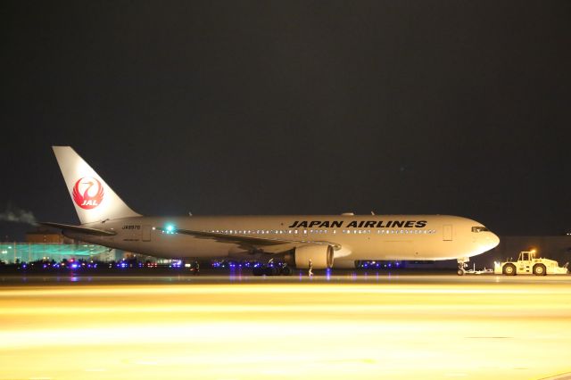 BOEING 767-300 (JA8976) - 25 March 2016: HKD-HND.