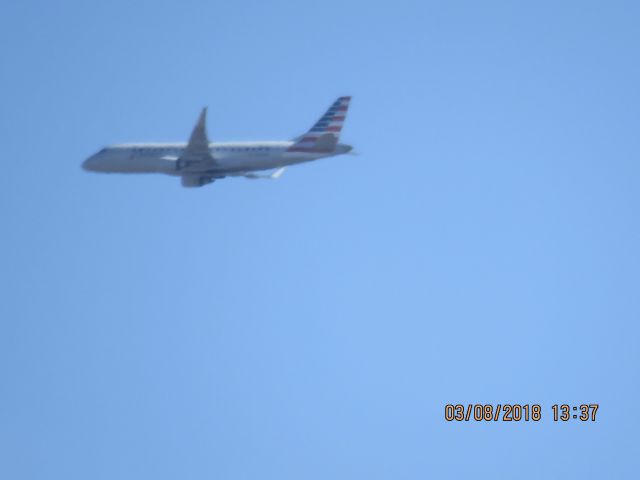 Embraer 175 (N220NN)
