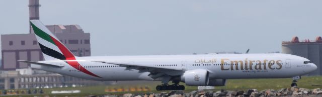 BOEING 777-300 (A6-ECN)