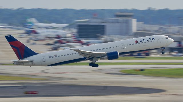 BOEING 767-400 (N832MH)