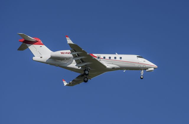 Bombardier Challenger 300 (N614WD) - Arriving rwy 2L @KDPA.