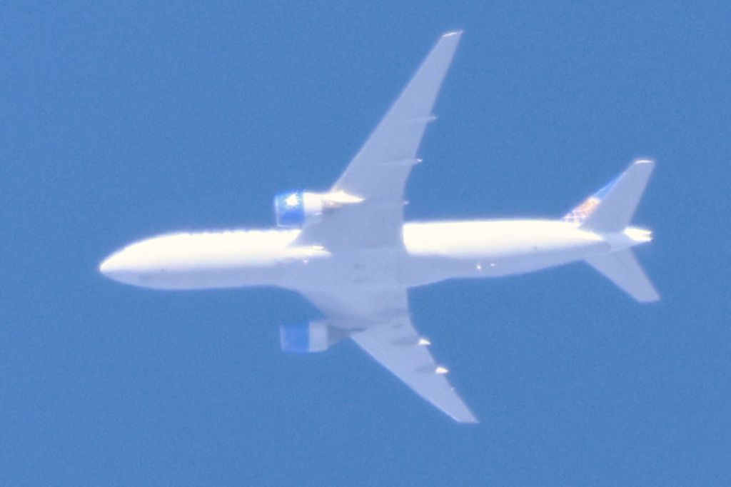 Boeing 777-200 (N227UA) - N227UA Boeing B-777 222 United Airlines UA879 De London LHR. Vers Huston IAH Altitude 10973 Mètres. Vitesse 848 Km/H. Survolant la ville de Lavaltrie QC. Le 22-12-2024 à 11:25.