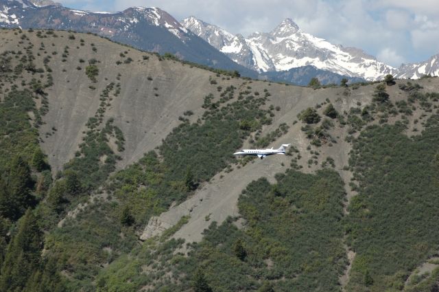 — — - Short final into Aspen - KASE