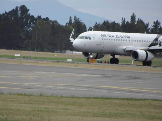 Airbus A320 (ZK-OXE) - At Gates.