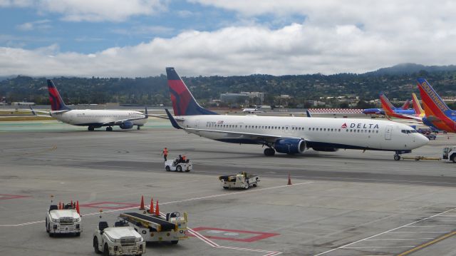 Boeing 737-900 (N821DN)