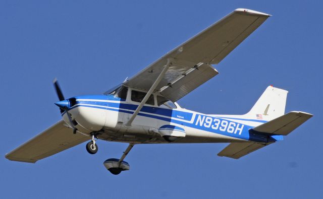 Cessna Skyhawk (N9396H) - Cessna Skyhawk landing at Merced Regional Airport (KMCE)