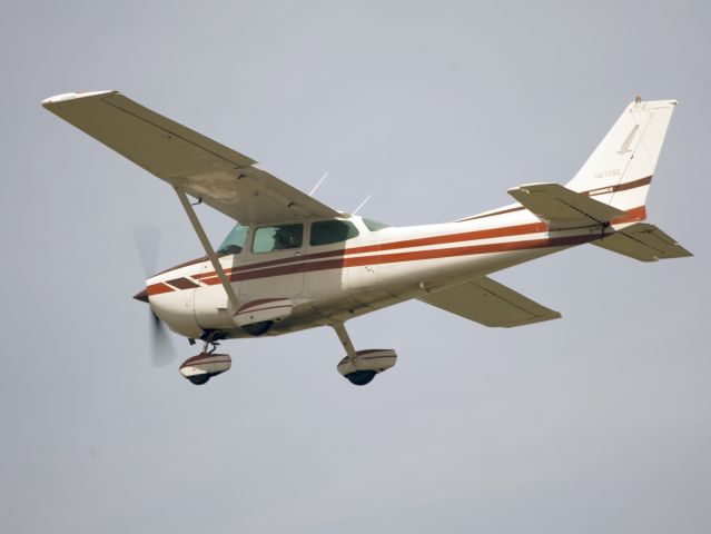 Cessna Skyhawk (N6705E) - Take off runway 26.