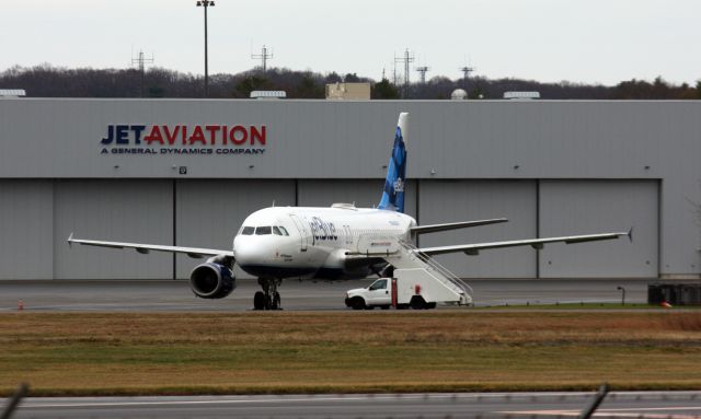 Airbus A320 (N636JB) - Jetblue is not a common visitor to BED. The plane chartered the Louisville football team to play Boston College.