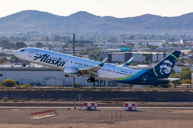 Boeing 737-900 (N266AK) - Alaska Airlines 737-900 taking off from PHX on 11/28/22. Taken with a Canon 850D and Tamron 70-200 G2 lens.