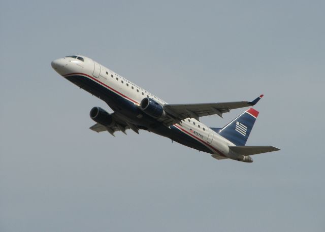 Embraer ERJ 175 (N137HQ)