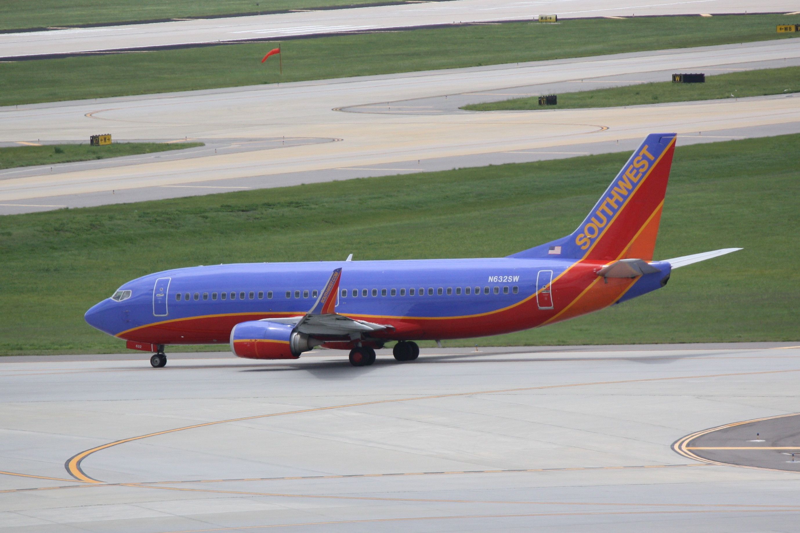 BOEING 737-300 (N632SW) - Southwest Flight 2328 (N632SW) taxis for departure at Tampa International Airport prior to a flight to Baltimore-Washington International Airport