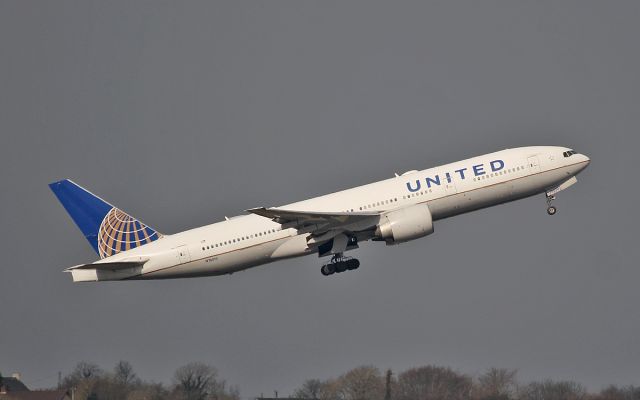 Boeing 777-200 (N76010) - united b777-224er n76010 dep shannon for newark 1/3/18.