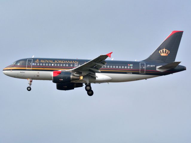 Airbus A319 (JY-AYY)