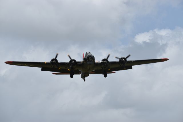 — — - Texas Raiders B-17 from Conroe, TX, landing at Hou Executive in Katy.