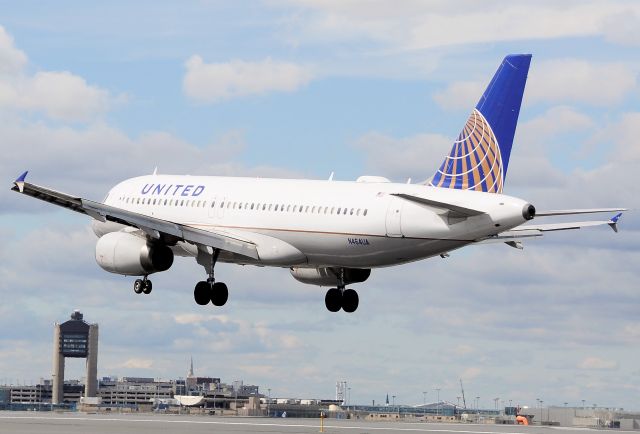 Airbus A320 (N462UA) - RWY 27 landing 