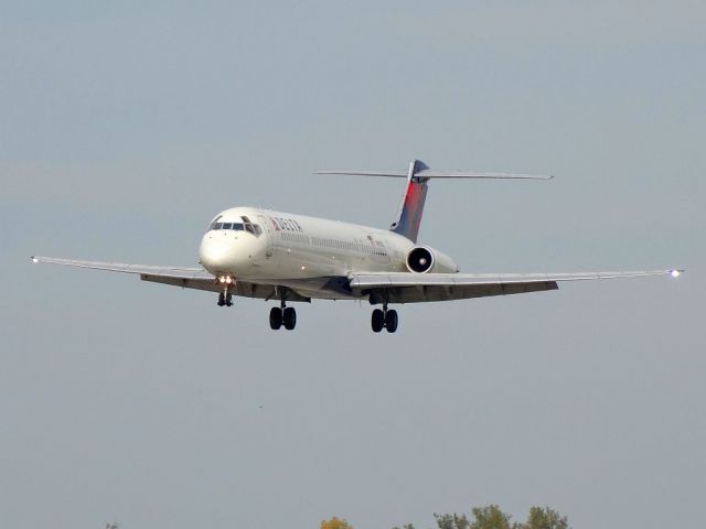 McDonnell Douglas MD-88 (N985DL)