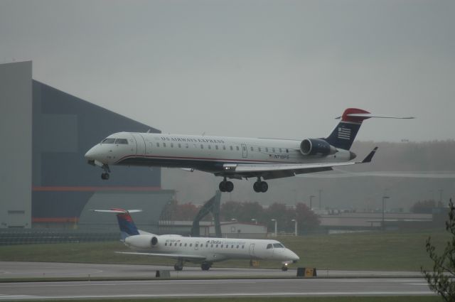 Canadair Regional Jet CRJ-700 (N718PS) - contrails