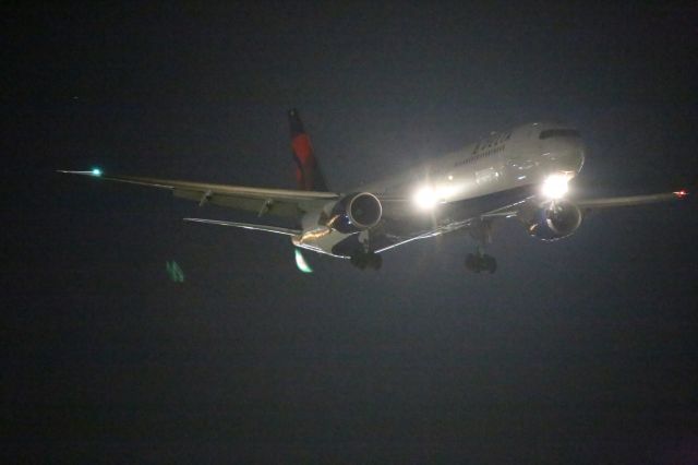 BOEING 767-400 —