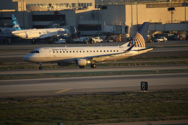 EMBRAER 175 (long wing) (N133SY)